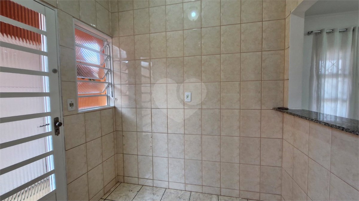 Casa para alugar com 3 quartos, sendo 1 suíte, no condomínio Santa Mônica, Atibaia - SP