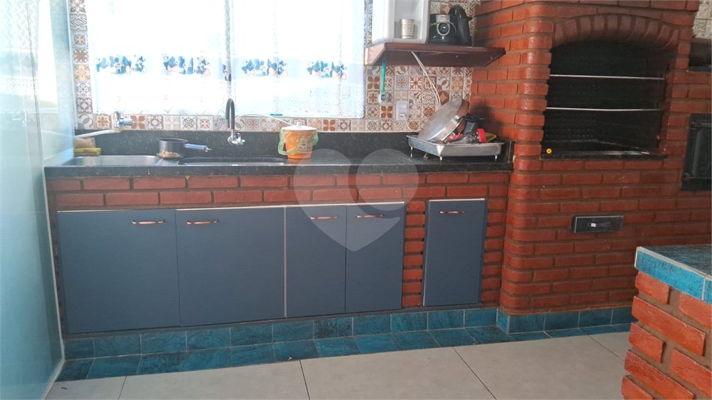 Casa à venda com 5 quartos, sendo 1 suíte, no condomínio Village da Serra, Araçoiaba da Serra - SP