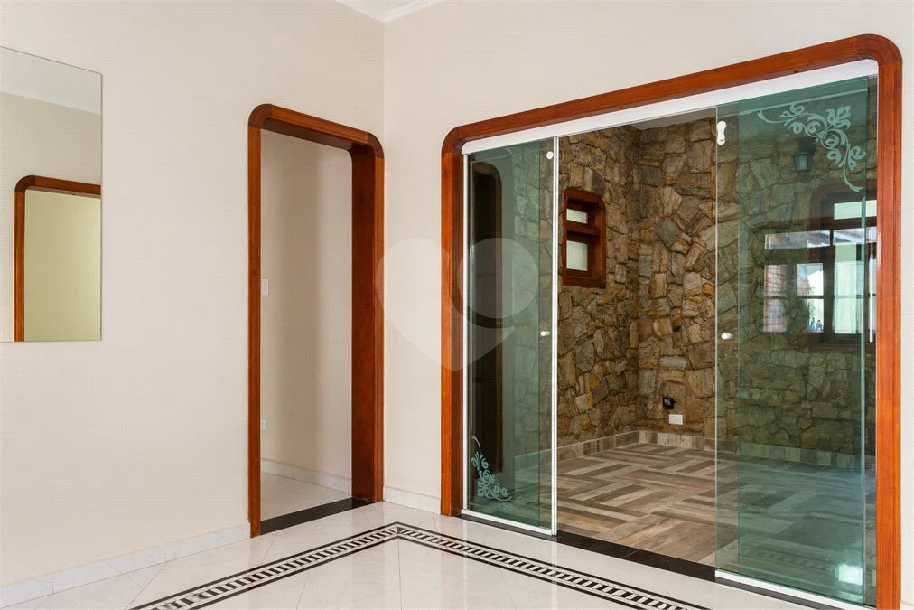 Casa à venda com 6 dormitórios, 3 suítes, piscina, área gourmet, hidromassagem, lareira, varanda e 6 vagas de garagem. Conforto e lazer para toda a família!