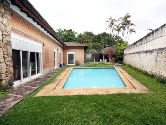 Casa Térrea à venda com 4 quartos, sendo 2 suítes,  em Interlagos, São Paulo, SP
