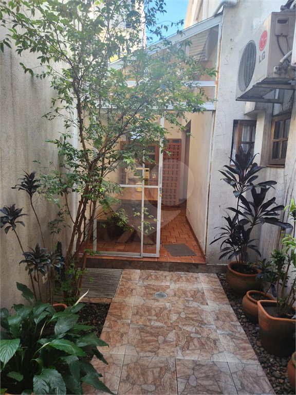Sobrado à venda com 4 quartos, sendo 1 suíte, em Água Branca, São Paulo, SP
