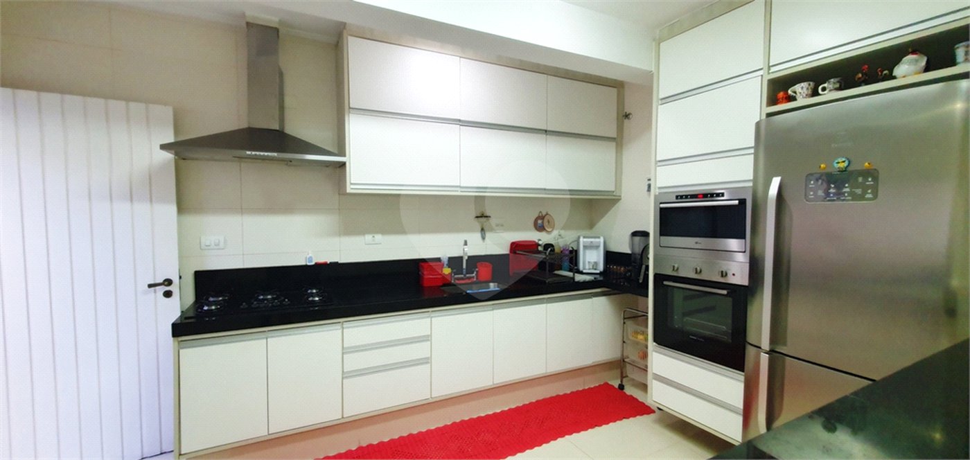 Sobrado à venda com 4 quartos, sendo 3 suítes, em Vila Paulicéia, São Paulo, SP