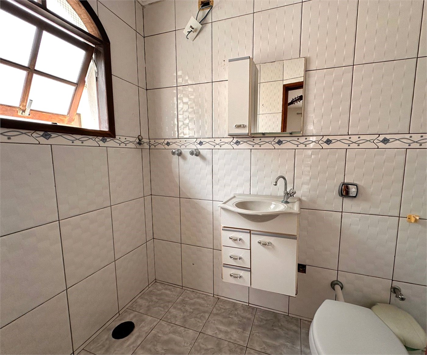 Casa à venda com 5 quartos, sendo 3 suítes, no condomínio Jd Itatinga, São Paulo - SP