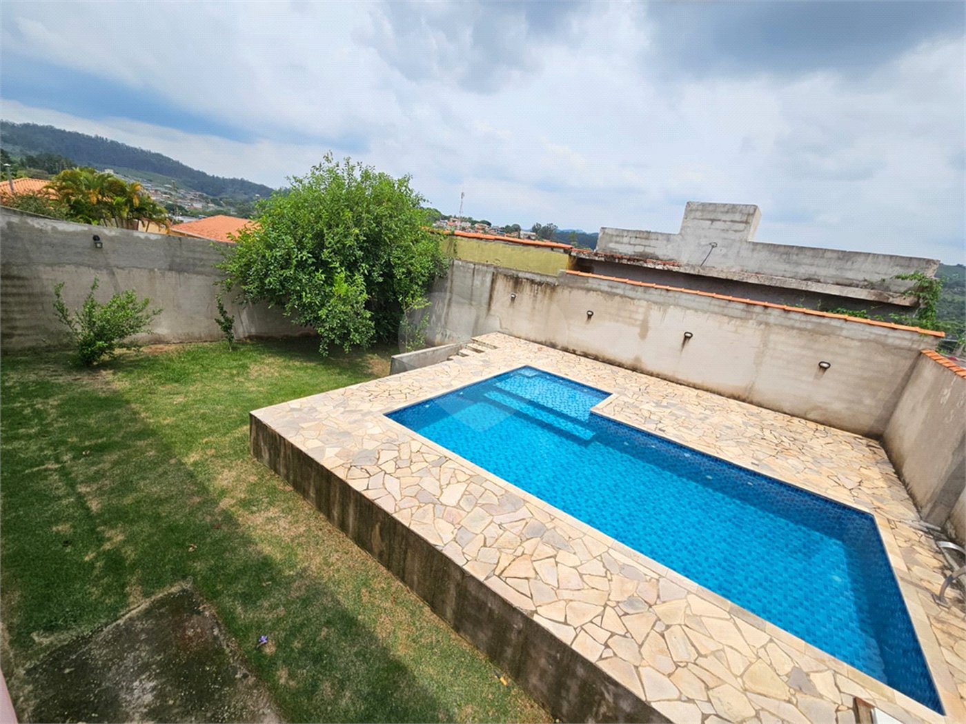 Casa à venda com 4 quartos, sendo 1 suíte,  no condomínio Jardim Shangri-lá, Atibaia - SP