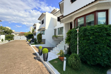 Casa à venda com 3 quartos, sendo 1 suíte, no condomínio Vila das Emboabas, São Paulo - SP