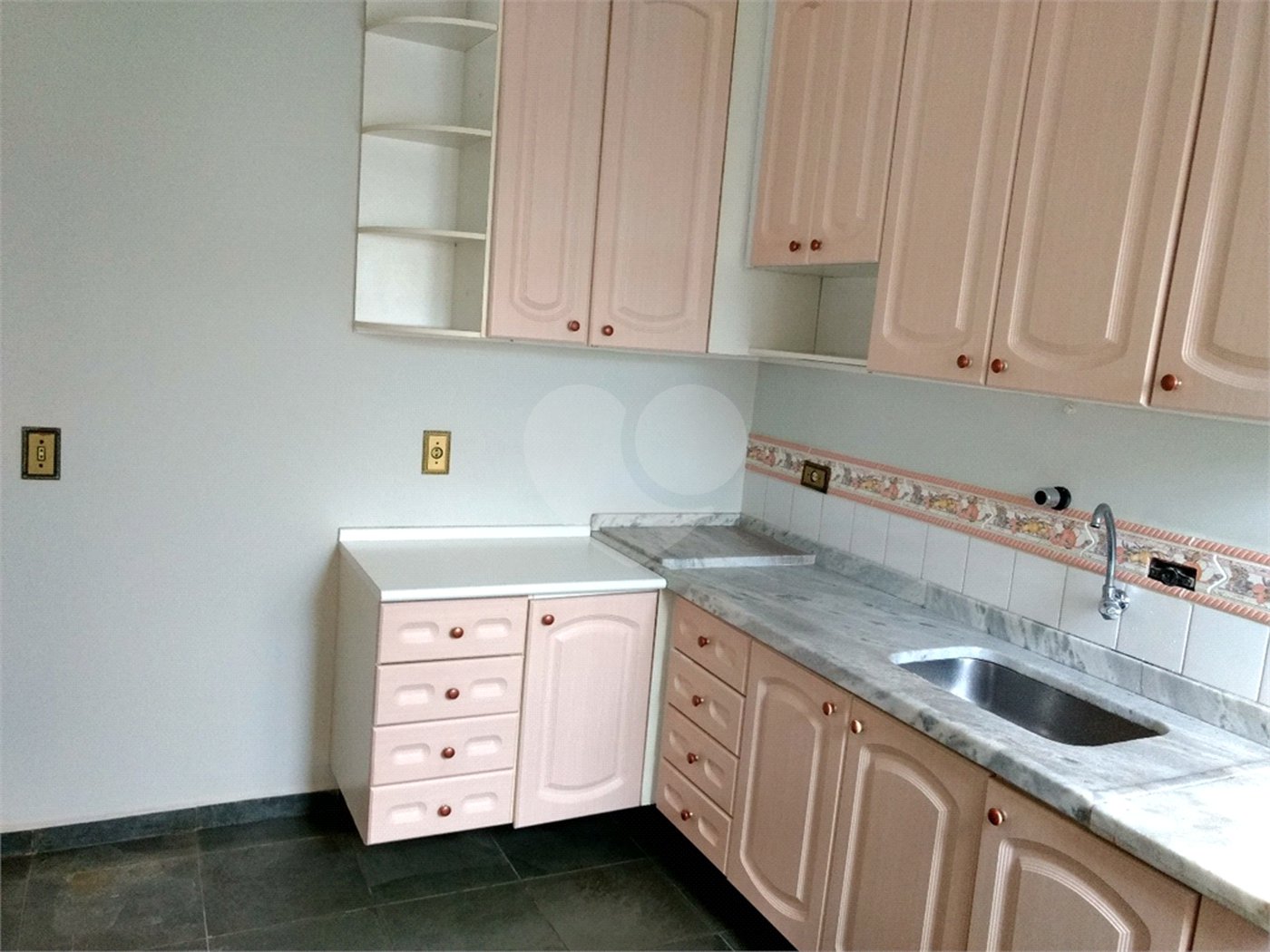 Casa à venda com 3 quartos, sendo 1 suíte, no condomínio Villaggio Dei Fiori, Louveira - SP