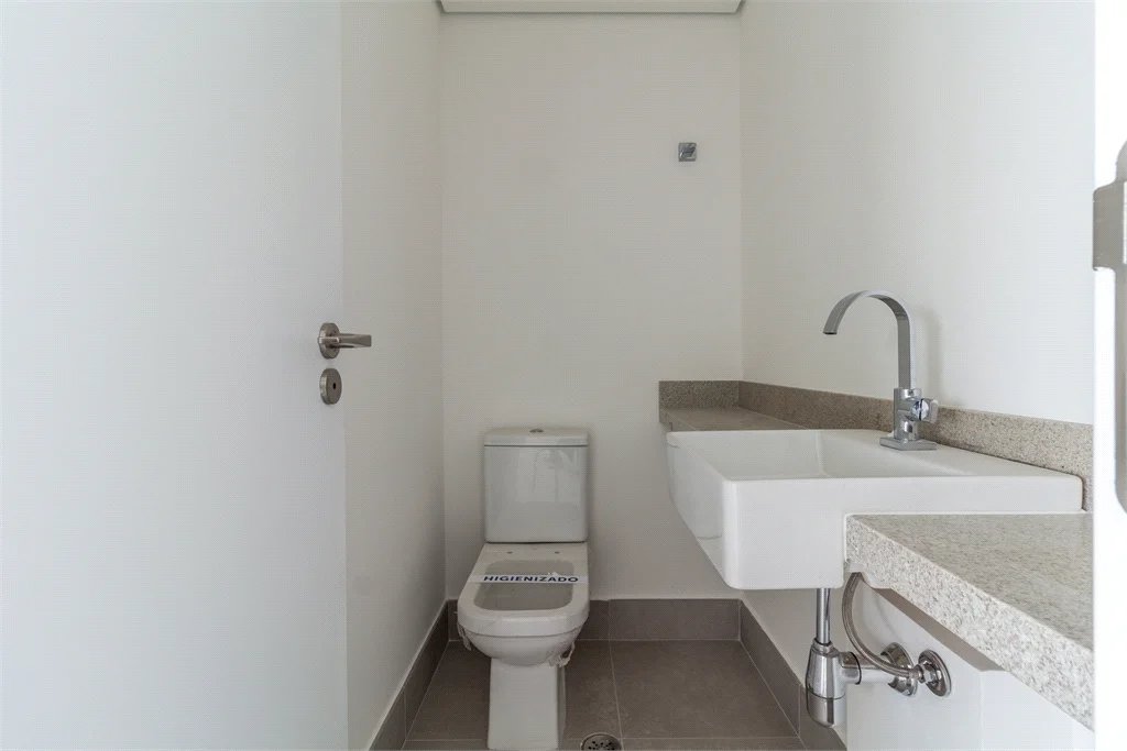 Apartamento à venda ou para alugar com 4 quartos, sendo 3 suítes,  em Jardim Morumbi, São Paulo, SP