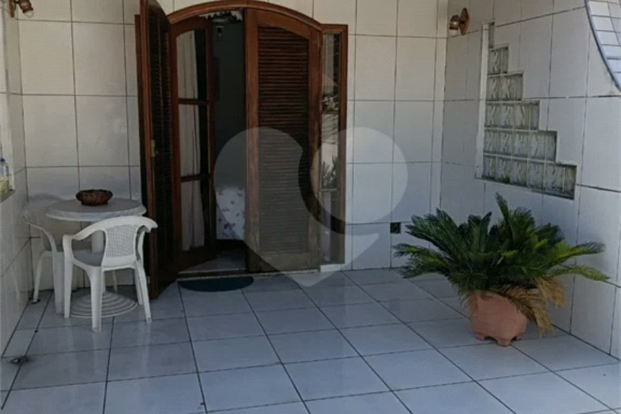 Sobrado em condomínio fechado com 3 dormitórios e 100m2