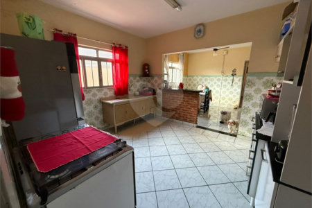 Casa térrea com piscina e 3 quartos.