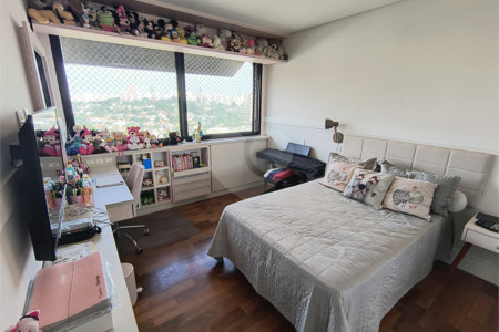 Este amplo apartamento de 290 m², completamente reformado, reúne sofisticação,