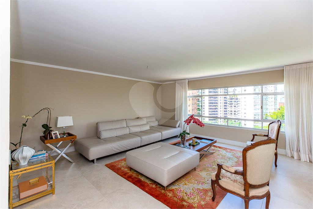 Apartamento para venda em Moema com 185m², 3 dormitórios sendo 1 suíte e 1 vaga