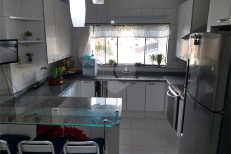 Sobrado à venda com 3 quartos, sendo 1 suíte,  em Vila Oliveira, Mogi das Cruzes, SP