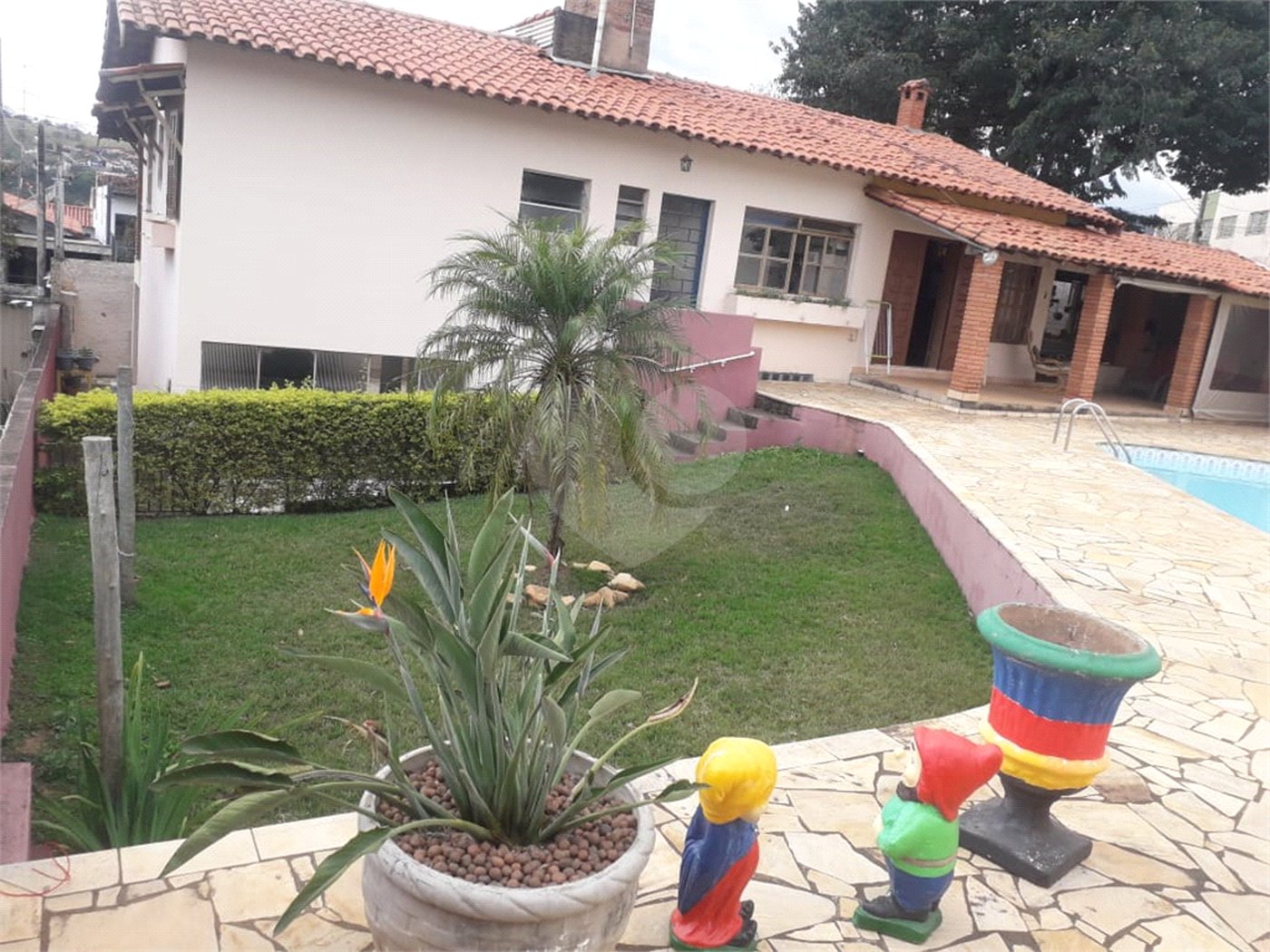 Casa à venda com 3 quartos, sendo 1 suíte,  no Centro, Socorro, SP