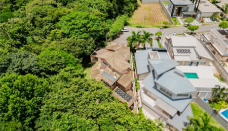 Casa à venda com 5 quartos, sendo 4 suítes, no condomínio Figueira Garden, Atibaia - SP