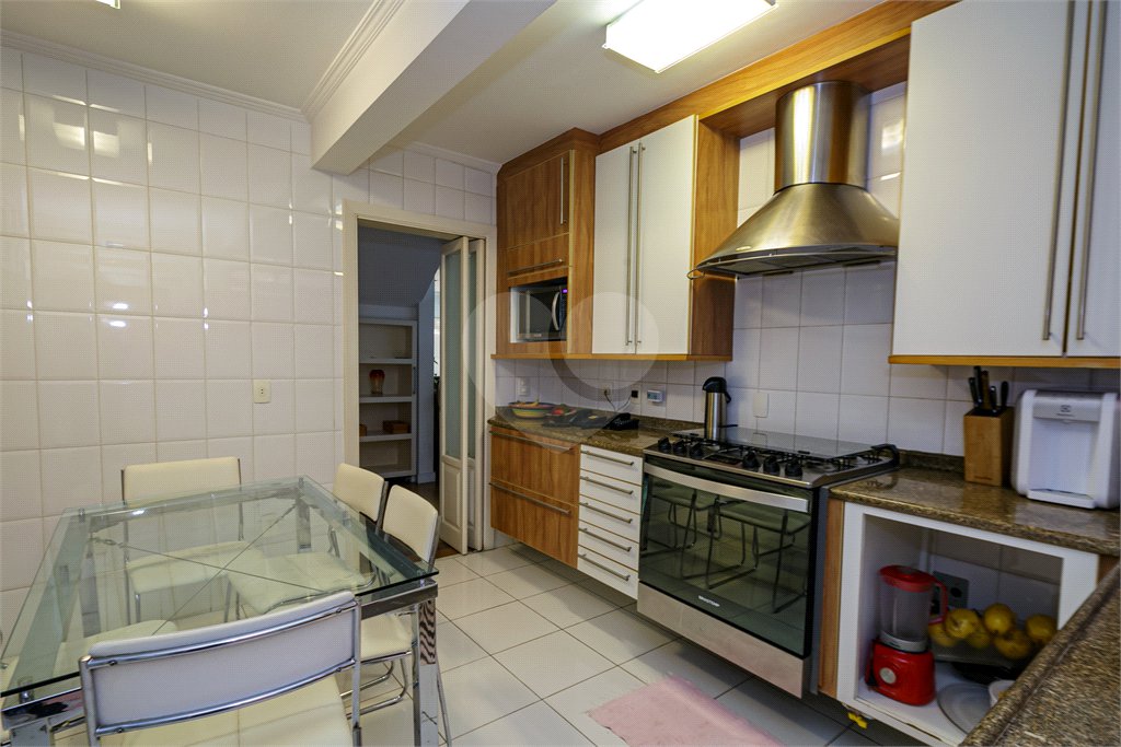 Casa à venda com 4 quartos, sendo 2 suítes, no condomínio Parque das Arvores, São Paulo - SP