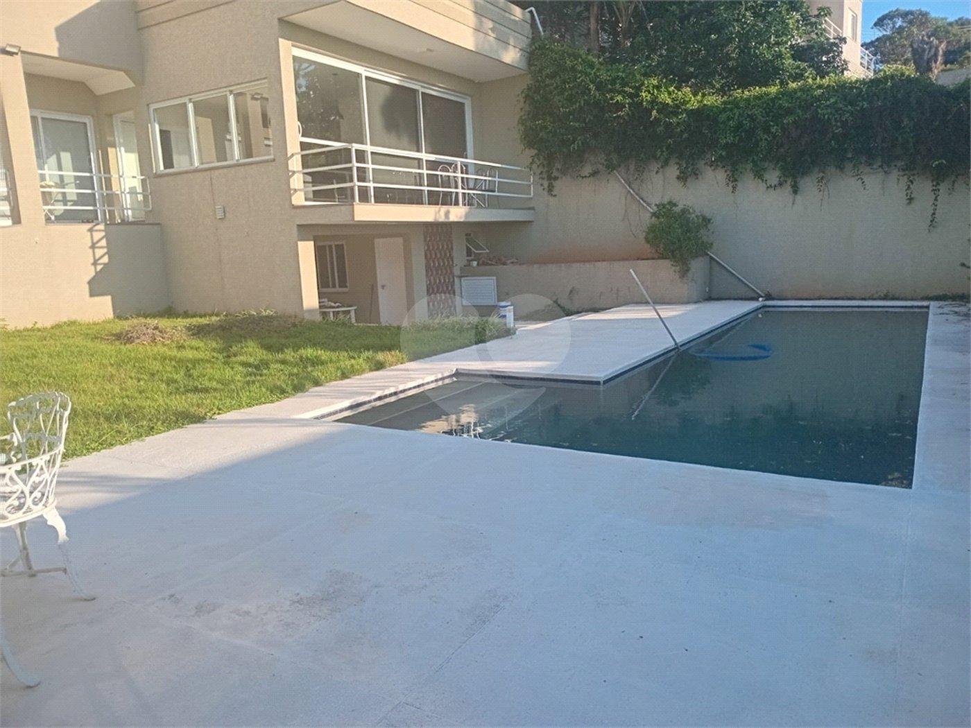 Casa à venda com 4 quartos, sendo 3 suítes, no condomínio Arco Iris, Atibaia - SP