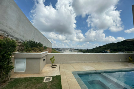 Casa à venda com 4 suítes no condomínio Itaporã, Atibaia - SP
