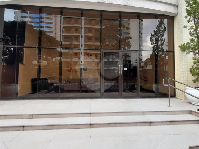 Apartamento à venda com 3 quartos, sendo 1 suíte,  em Campo Belo, São Paulo, SP