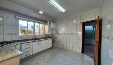 Casa para alugar com 3 quartos, sendo 1 suíte, no condomínio Recanto dos Paturis, Vinhedo - SP