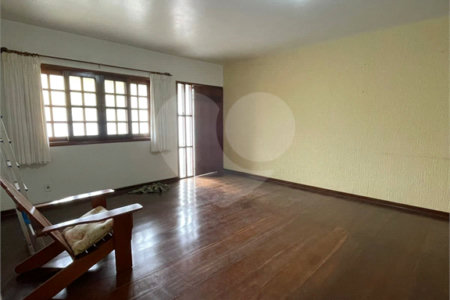 Sobrado à venda com 5 quartos, sendo 2 suítes,  em Vila Oliveira, Mogi das Cruzes, SP