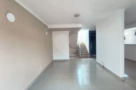 Casa com Suíte Master, Closet, Piscina e Espaço Gourmet Próxima ao Parque Ecológico- 03 quartos -com quintal