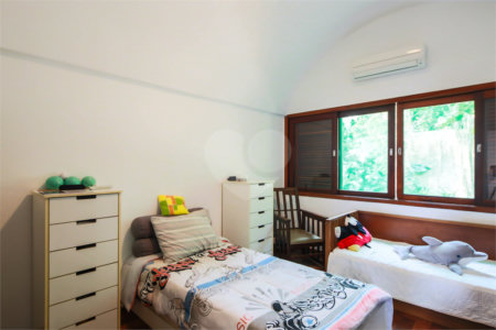 Casa à venda com 4 quartos, sendo 1 suíte,  em Interlagos, São Paulo, SP