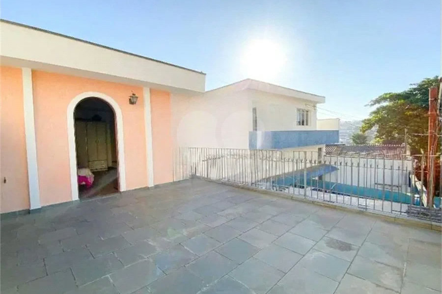 Oportunidade à venda na Vila Ipojuca: Sobrado Espaçoso com 200m²de área construída e 250m2 de terreno - 4 Dormitórios e 5 Vagas de garagem.