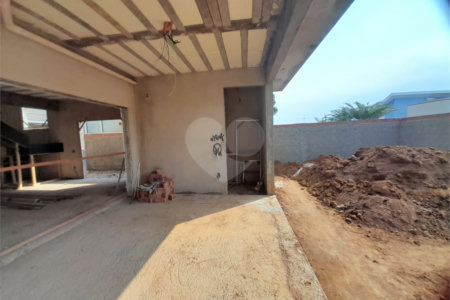 Casa em Construção com Área Gourmet e Piscina no Condomínio Damha II