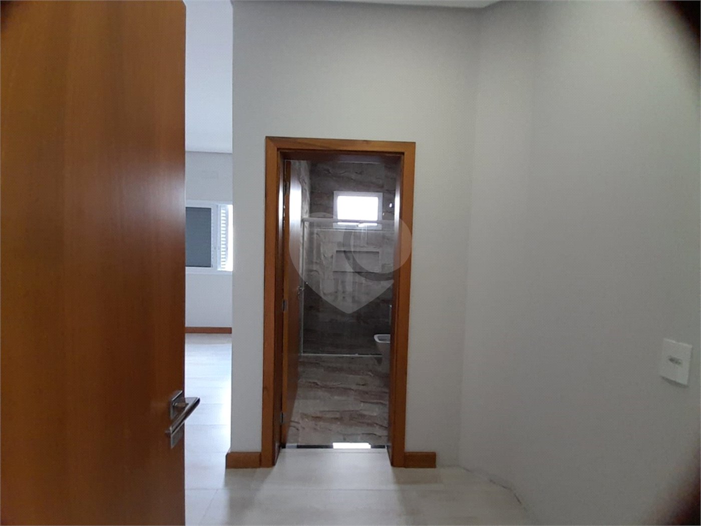 Belíssima Casa à Venda no Condomínio Damha IV