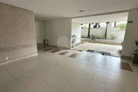 Apartamento de 155 m² com 4 dormitórios, varanda e 2 vagas de garagem. Condomínio com piscinas adulto, infantil e aquecida, lazer e portaria 24 horas.
