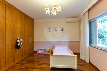 Casa à venda com 4 quartos, sendo 2 suítes,  em Alto da Boa Vista, São Paulo, SP