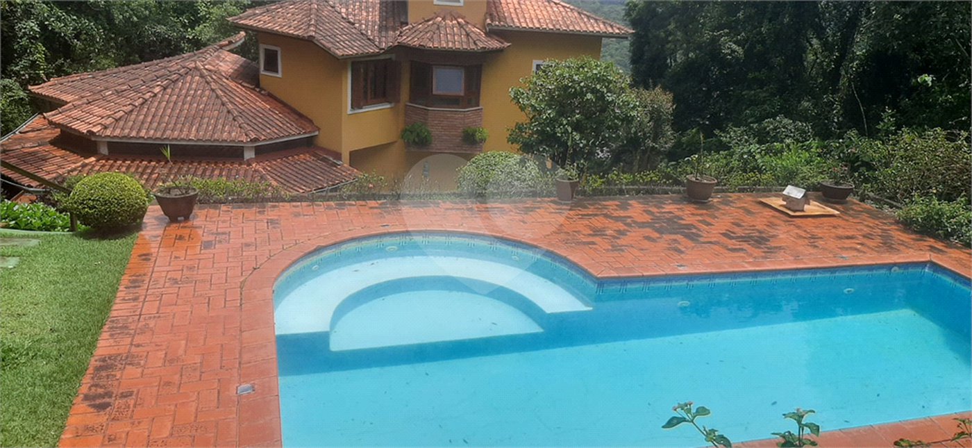 Casa à venda com 5 quartos, sendo 4 suítes, no condomínio Alpes da Cantareira, Mairiporã - SP