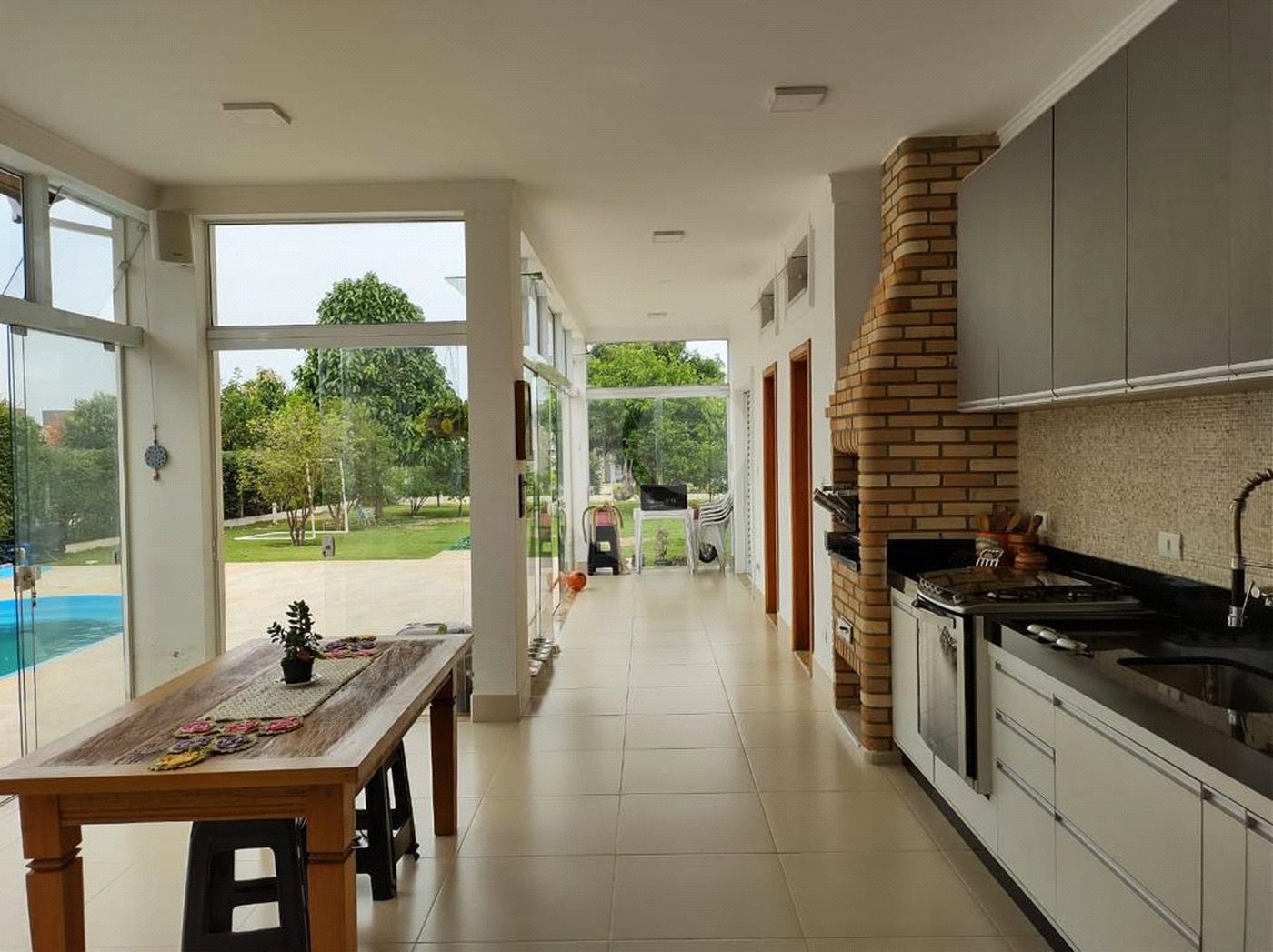 Casa à venda com 4 quartos, sendo 2 suítes, no condomínio Primavera, Salto - SP
