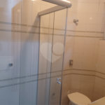 Apartamento super bem localizado, com 01 dormitório e armário embutido