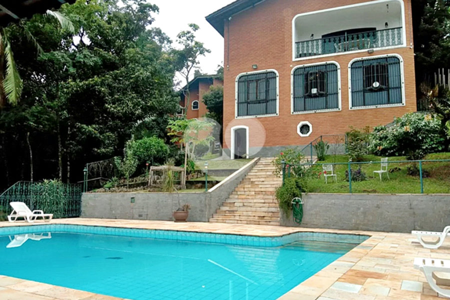 Casa à venda com 5 quartos, sendo 4 suítes, em Roseira, Mairiporã, SP