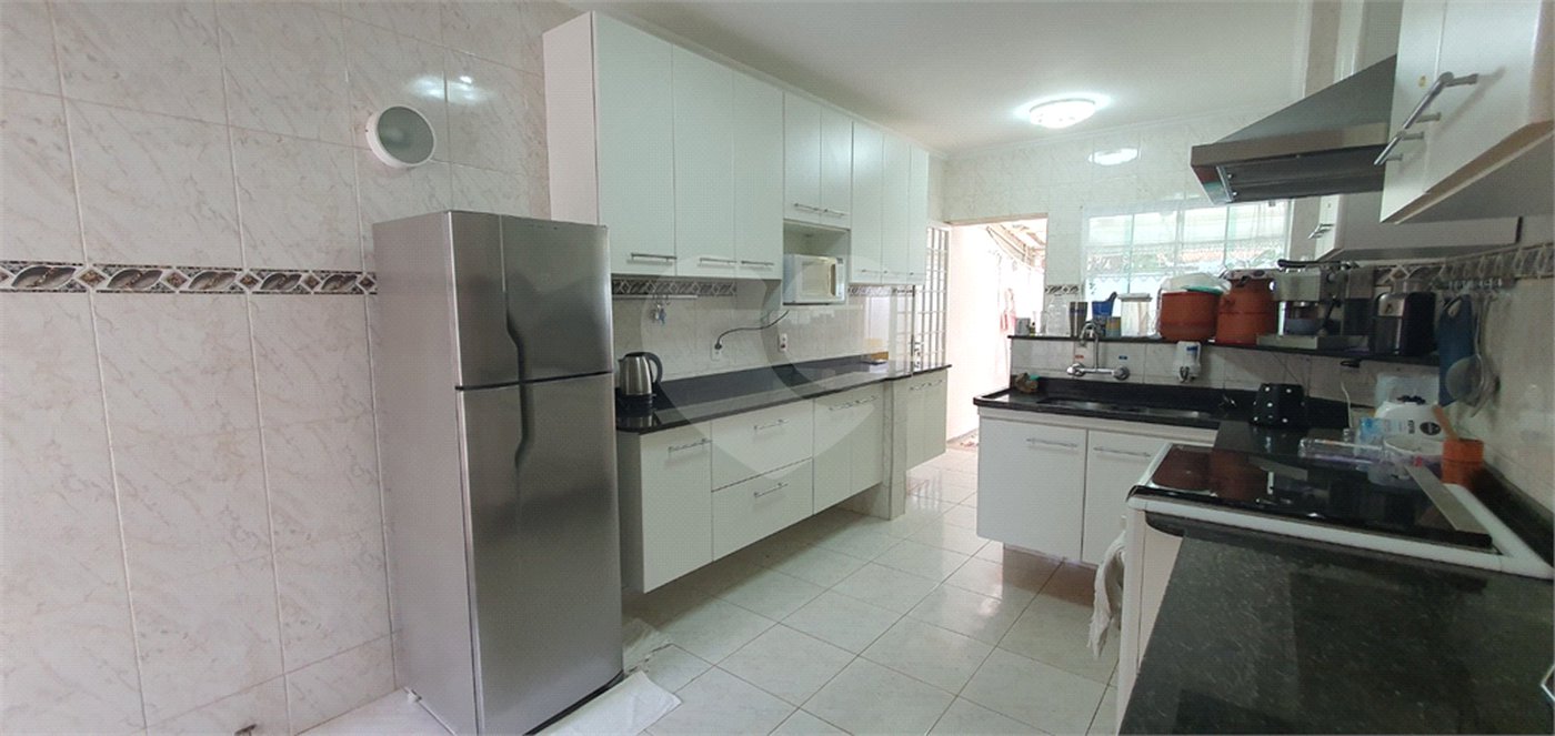 Casa à venda com 4 quartos, sendo 3 suítes, no condomínio Vila Inglesa, Sorocaba - SP