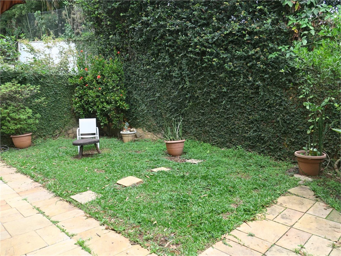 Casa à venda com 4 quartos, sendo 2 suítes, no condomínio Vila das Flores, São Paulo - SP