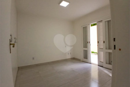 Casa à venda com 4 quartos, sendo 2 suítes, no condomínio Flamboyant, Atibaia - SP