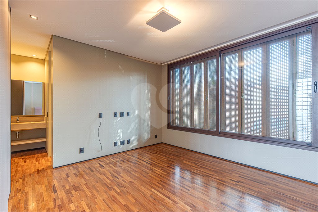 Casa à venda com 4 quartos, sendo 3 suítes, em Vila Nova Conceição, São Paulo, SP