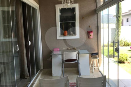 Casa à venda com 4 quartos, sendo 3 suítes, no condomínio Serra da Estrela, Atibaia - SP