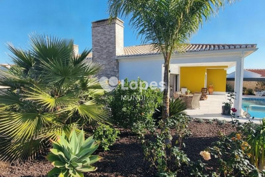 Casa com 3 quartos à venda em Mexilhoeira Grande, Portimão, Portugal – Piscina