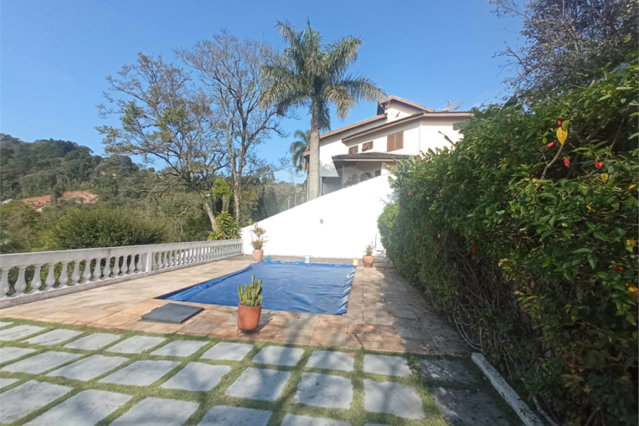 Casa à venda com 4 quartos, sendo 1 suíte, no condomínio Alpes da Cantareira, Mairiporã - SP