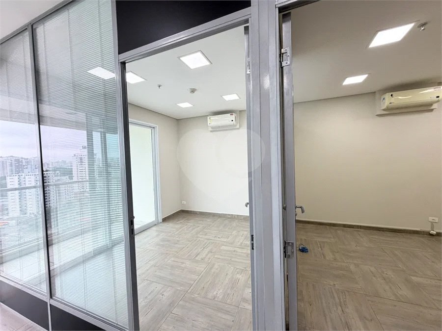 Sala para locação Domo Business 101 m - 2 vagas - Sala com divisórias, ar condicionado e banheiro.