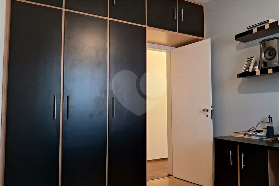 Prédio com portaria 24 horas, e lazer. Apartamento com 3 dormitórios, uma suíte, 2 vagas de garagem