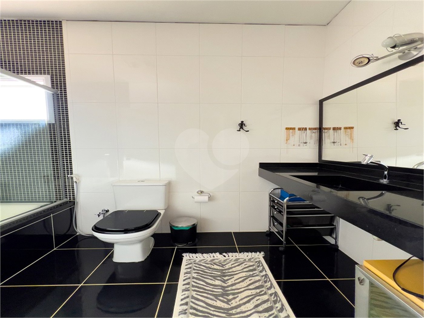 Casa à venda ou para alugar com 3 suítes no condomínio Figueira Garden, Atibaia - SP