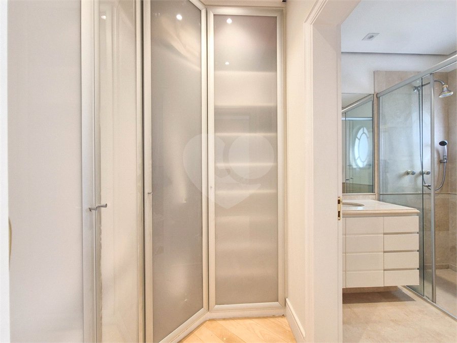 Apartamento à venda ou para alugar com 4 quartos, sendo 3 suítes, em Moema, São Paulo, SP