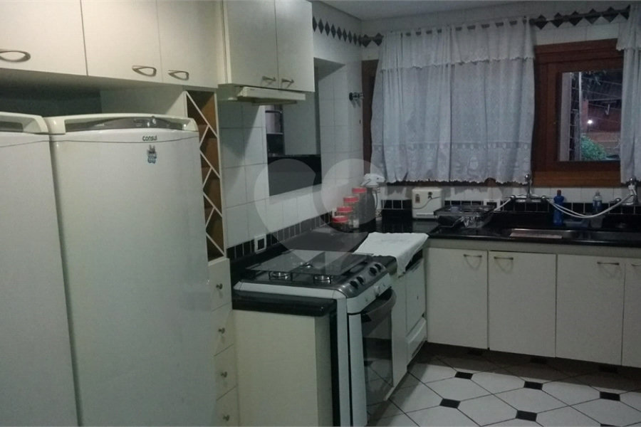 Casa à venda com 4 quartos, sendo 2 suítes, no condomínio Champs Elysees Village, Mairiporã - SP