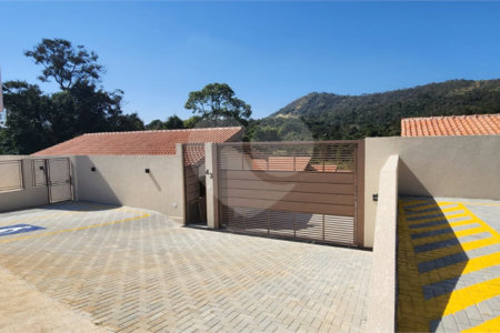 Casa à venda com 2 suítes no condomínio Vilagio, Atibaia - SP