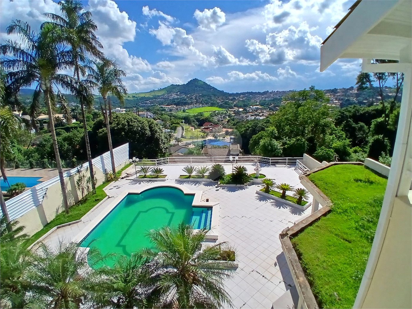 Casa à venda com 4 quartos, sendo 2 suítes, no condomínio Flamboyant, Atibaia - SP