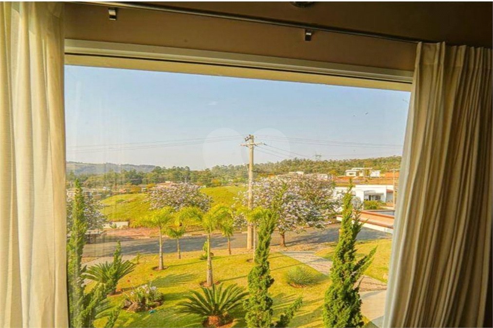 Casa à venda com 4 quartos, sendo 2 suítes, no condomínio Residencial Jardim Primavera, Louveira - SP